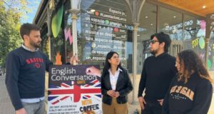 Los jóvenes lorquinos podrán disfrutar hasta junio de clases gratuitas de conversación en inglés