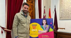 El Ayuntamiento pone en marcha un canal de Whatsapp para que los jóvenes resuelvan dudas a la hora de solicitar becas al estudio