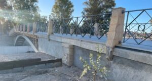 El PSOE pide explicaciones a Fulgencio Gil sobre los bloques de hormigón instalados en los extremos del Puente de la Torta