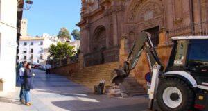 La demolición de la escalera de la antigua Colegiata eliminará el estrechamiento de la calzada y el peligro para los peatones