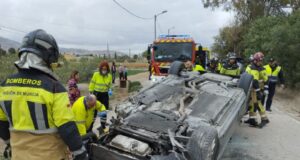 Trasladan al hospital al conductor de un turismo volcado en El Campillo (Lorca)