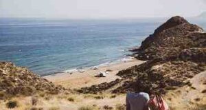 La Cala de Calnegre reedita la Bandera Azul que reconoce la excelencia turística y medioambiental de la costa lorquina