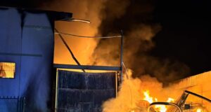 Un incendio arrasa varias naves en el polígono de Puerto Lumbreras