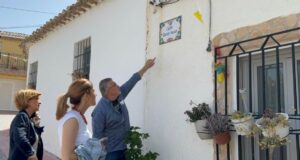 El Ayuntamiento de Lorca renueva la señalización de las calles de Coy para adaptarlas a la estética de la pedanía
