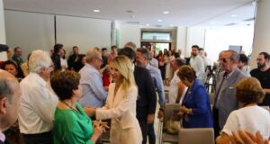 Lorca se vuelca con Cayetana Álvarez de Toledo en un multitudinario acto de defensa de la Constitución y en contra de la amnistía
