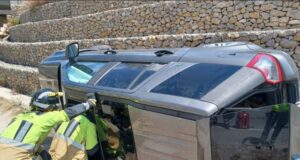 Rescatan a una persona atrapada por volcar su vehículo en la rotonda de Saprelorca