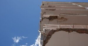 Sosa pide actuaciones municipales urgentes frente al deterioro evidente de los balcones de un edificio ubicado frente el IES “Ibáñez Martín”