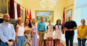 El alcalde de Lorca recibe a la joven campeona de España de lanzamiento de jabalina sub 16, la lorquina Jimena Hernández Corbalán
