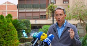El alcalde califica de “tomadura de pelo” que el gobierno central se excuse en que no hay dinero para no recuperar el tren con Granada, pero entrega 6.300 millones a los cercanías de Cataluña
