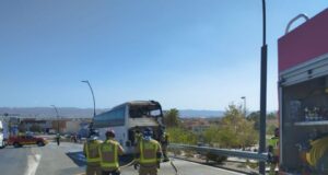Bomberos extinguen un incendio de un autobús en la Viña de Lorca