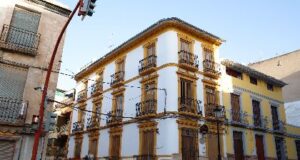 El Ayuntamiento apuesta por la rehabilitación de inmuebles históricos y patrimoniales de Lorca con el apoyo económico a »La Sociedad», del barrio de San Cristóbal