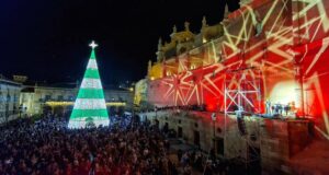 Unas 7.500 personas presencian en la Plaza de España y calles aledañas el encendido de la iluminación extraordinaria de Navidad Unas 7.500 personas presencian en la Plaza de España y calles aledañas el encendido de la iluminación extraordinaria de Navidad