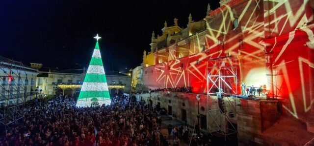 Unas 7.500 personas presencian en la Plaza de España y calles aledañas el encendido de la iluminación extraordinaria de Navidad