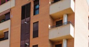 Vecinos del residencial «La Alberca» denuncian la desidia y un desinterés municipal de más de 20 años por no insonorizar las dependencias que la Universidad Popular tiene en aquel lugar