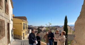 Vecinos de San Juan reclaman a Fulgencio Gil la creación de aparcamientos próximos a sus viviendas