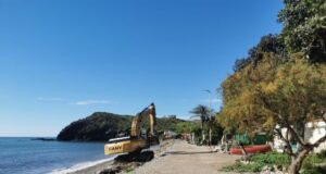 El Ayuntamiento ejecuta las tareas de limpieza de la playa del poblado de Puntas de Calnegre tras las lluvias torrenciales de este mes