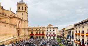 Éxito de afluencia en el arranque de la Semana Santa de Lorca pese a la amenaza de lluvia