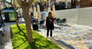 El Gobierno de Lorca renueva el césped artificial de los parterres de Avenida Presidente Adolfo Suárez y de la Plaza de San Vicente