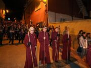 El Cristo de la Misericordia desciende del Calvario para su emotivo encuentro con el Cristo del Perdón