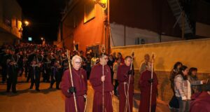El Cristo de la Misericordia desciende del Calvario para su emotivo encuentro con el Cristo del Perdón