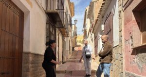Los vecinos de la calle Alta de Lorca denuncian el abandono, la suciedad y la falta de mantenimiento y exigen a Fulgencio Gil su remodelación integral