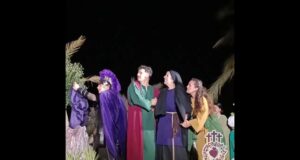 Más de 1.500 personas asisten al impactante Vía Crucis Viviente del Paso Morado en el Monte Calvario