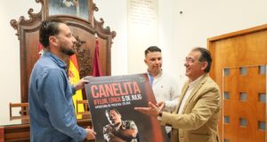El cantante de flamenco »Canelita» ofrece una noche de ritmo y sentimiento en su primera actuación en Lorca