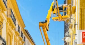El Ayuntamiento inicia los trabajos para la instalación de toldos en las calles peatonales del casco histórico de Lorca, que este año suma Pío XII