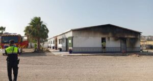 Servicios de emergencia apagan el incendio declarado en el tejado de una nave de ganado en Lorca
