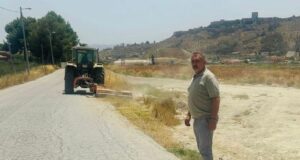El Gobierno de Lorca desbroza más de 600 kilómetros de carreteras tras la proliferación de vegetación por las lluvias tardías de la primavera