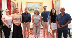 El alcalde de Lorca recibe a la escritora Inma Pelegrín tras alzarse con el Premio Lumen 2025 por su primera novela, Fosca