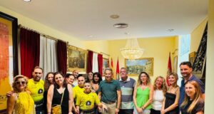 El alcalde de Lorca desea suerte al joven piloto lorquino Alfonso Méndez para el Mundial de trialbici del próximo fin de semana