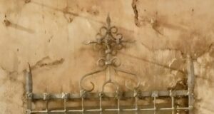 UNA REJA CASI PERDIDA EN EL BARRIO DE SAN CRISTÓBAL