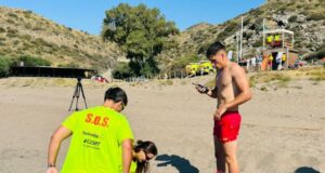 Quince socorristas integran el dispositivo de emergencias para garantizar la seguridad de los bañistas en las playas de Lorca este verano