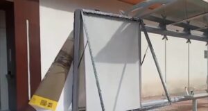 Accidente en La Viña: una furgoneta se estrella contra la parada de autobús
