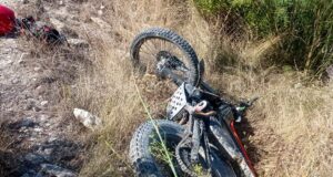 Un motorista resulta herido en un accidente en el monte entre La Parroquia y La Tova