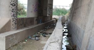 Basura, grafitis y botellones se apoderan del cauce urbano del río Guadalentín
