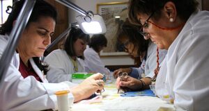 La Comunidad Autónoma trabaja para garantizar el relevo generacional del bordado artesanal en Lorca mediante dos proyectos de empleo y formación dirigidos a personas desempleadas