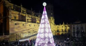 El casco antiguo, el corazón histórico de Lorca, brilla como nunca en el encendido de la iluminación extraordinaria de Navidad