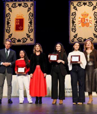 Un total de 214 alumnos han recogido el galardón tras haber obtenido Matrícula de Honor en sus estudios de Bachillerato, Ciclos Formativos y Enseñanzas Profesionales de Música, en las promociones 2023/2024 y 2024/2025