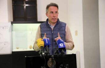 Fulgencio Gil rechaza la nacionalización masiva de extranjeros: «castiga a los inmigrantes legales integrados en nuestra sociedad y premia a las mafias que trafican con seres humanos»