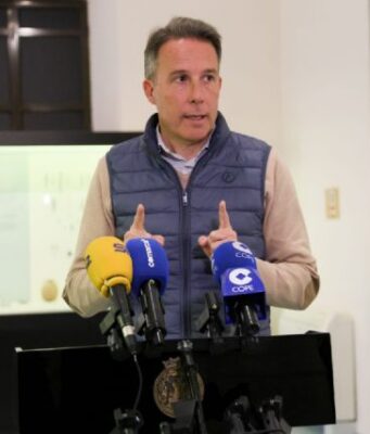 Fulgencio Gil rechaza la nacionalización masiva de extranjeros: «castiga a los inmigrantes legales integrados en nuestra sociedad y premia a las mafias que trafican con seres humanos»
