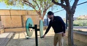 El Ayuntamiento de Lorca impulsa el envejecimiento activo en Tiata con la instalación de nuevos juegos biosaludables