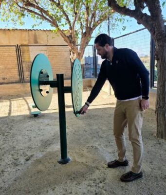 El Ayuntamiento de Lorca impulsa el envejecimiento activo en Tiata con la instalación de nuevos juegos biosaludables
