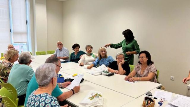 El Ayuntamiento mantiene los recursos asistenciales a las personas mayores en Lorca a través del televisor