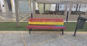 El PSOE de Lorca condena la vandalización del banco arcoíris y exige a PP y VOX una respuesta firme ante el odio