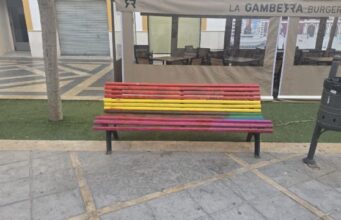 El PSOE de Lorca condena la vandalización del banco arcoíris y exige a PP y VOX una respuesta firme ante el odio