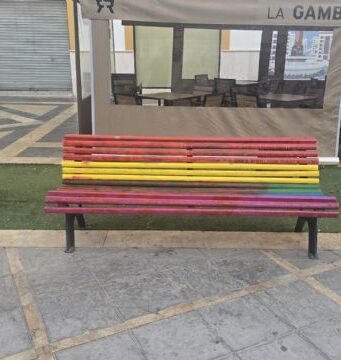 El PSOE de Lorca condena la vandalización del banco arcoíris y exige a PP y VOX una respuesta firme ante el odio