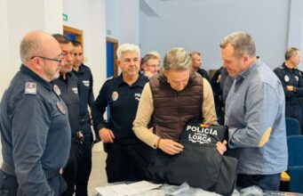 El alcalde de Lorca entrega 123 nuevos chalecos antibalas a la Policía Local para incrementar la seguridad de los agentes en sus intervenciones