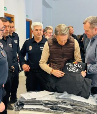El alcalde de Lorca entrega 123 nuevos chalecos antibalas a la Policía Local para incrementar la seguridad de los agentes en sus intervenciones